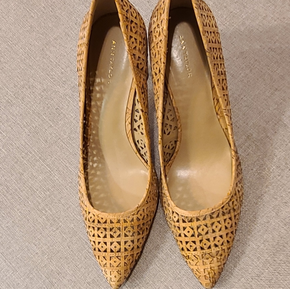 Ann Taylor Cork Stilettos with Beautiful Cut Out Pattern Heels Size 8.5M
